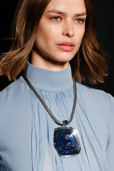 Look 32